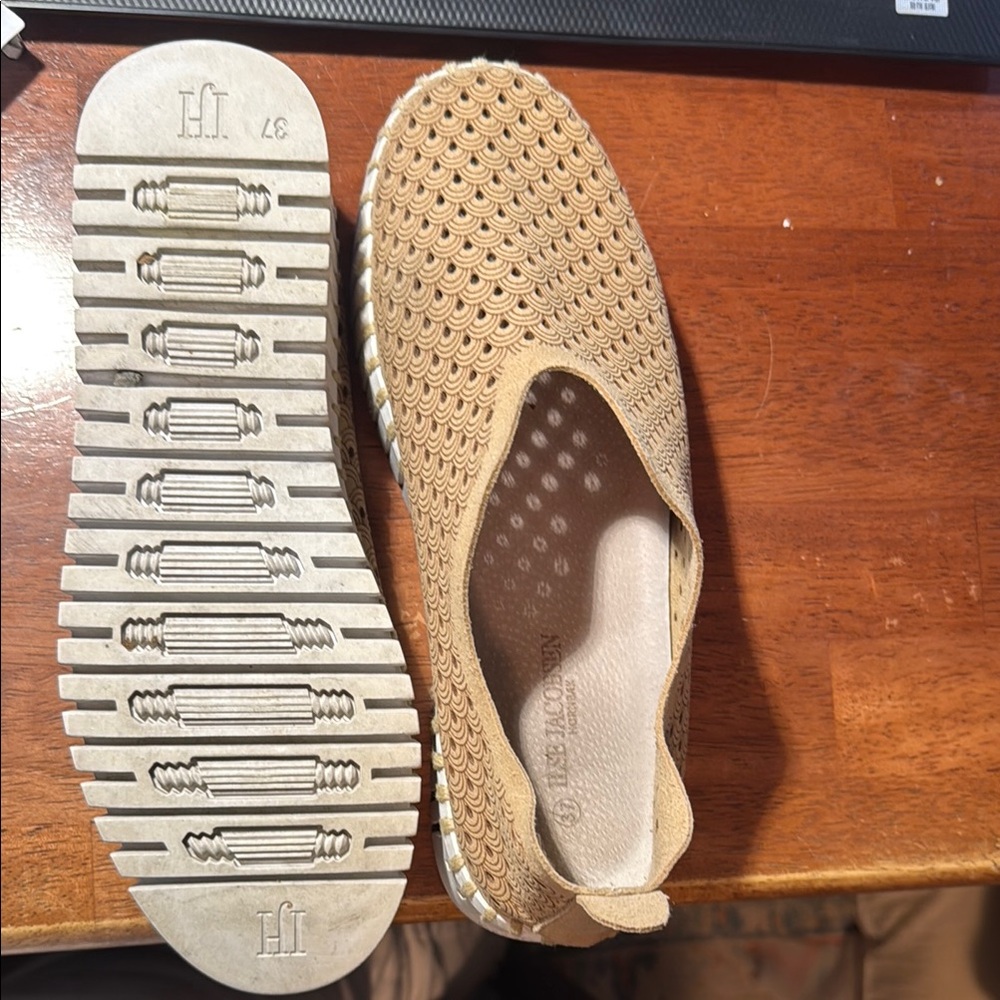 Isle Jacobsen Women's Tan Slip-On Shoes size 37